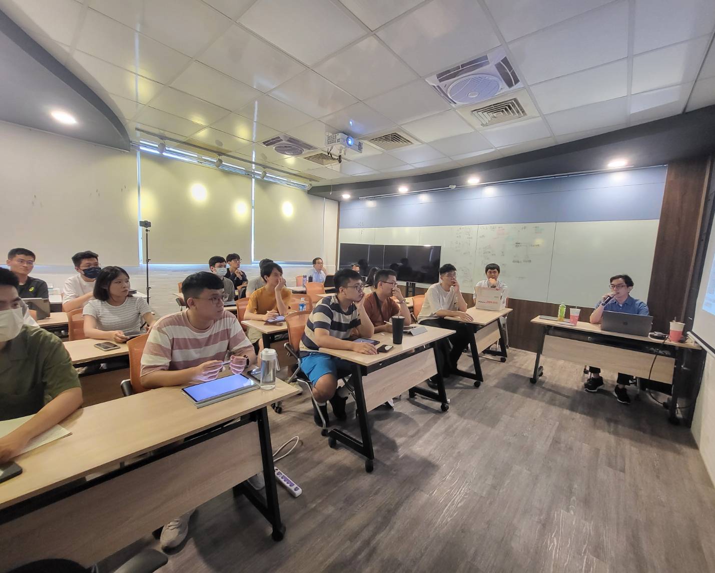 中央大學進行短講